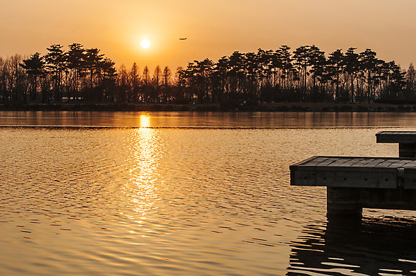 포토 JPG 주간 나무 호수 겨울 한국 여러그루 풍경 사람없음 야외 일몰 나무다리 호수공원 겨울풍경 국내포토 자연요소 식물 계절 공원 아시아 다수 노을 다리_건축물 파일형식