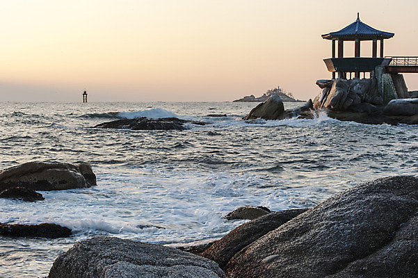 포토 JPG 주간 바다 한국 풍경 사람없음 야외 바위 정자 강원도 속초 영금정 국내포토 자연요소 건축물 아시아 돌_바위 파일형식
