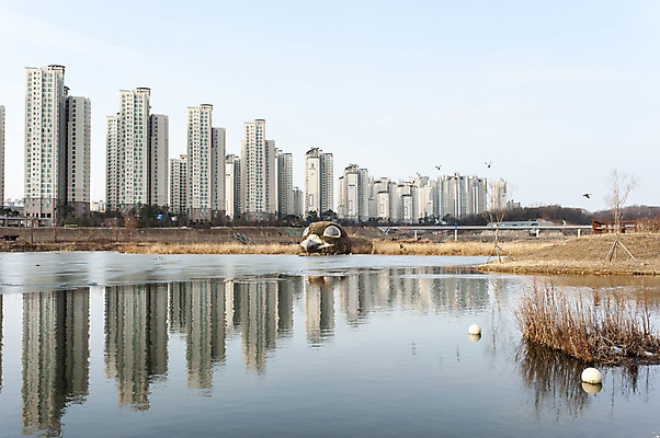 포토 JPG 주간 호수 아파트 한국 풍경 사람없음 야외 반사 분양 호수공원 국내포토 자연요소 공원 아시아 부동산 주택 파일형식