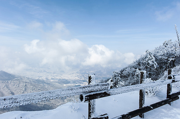 포토 JPG 주간 구름 설경 겨울 하늘 한국 풍경 사람없음 야외 울타리 눈 겨울산 덕유산 무주 향적봉 겨울풍경 국내포토 자연요소 계절 아시아 날씨 산 담장 전라북도 파일형식