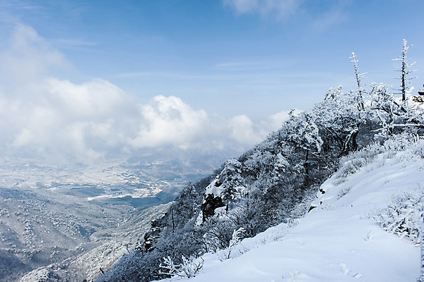 포토 JPG 주간 구름 설경 겨울 하늘 한국 풍경 사람없음 야외 눈 겨울산 덕유산 무주 향적봉 겨울풍경 국내포토 자연요소 계절 아시아 날씨 산 전라북도 파일형식