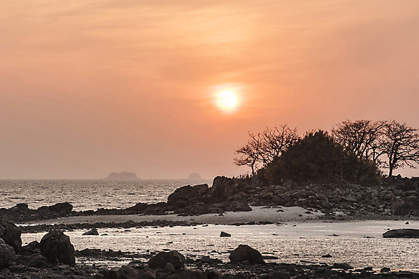 포토 JPG 주간 바다 섬 하늘 한국 풍경 사람없음 야외 태양 일출 일몰 바위 인천 강화도 국내포토 자연요소 아시아 노을 돌_바위 파일형식