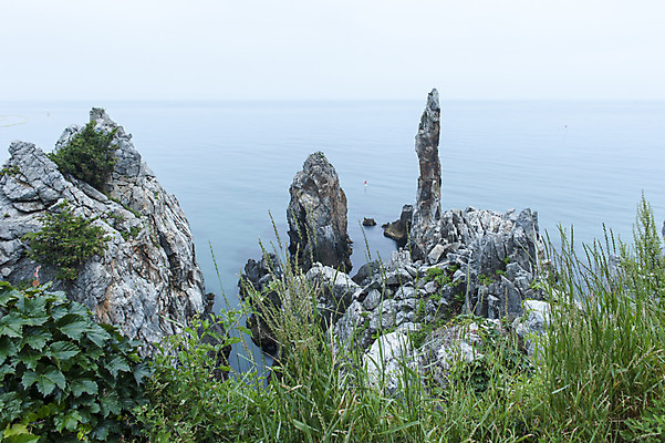 포토 JPG 주간 바다 한국 사람없음 야외 바위 강원도 동해 추암 촛대바위_강원도 국내포토 자연요소 아시아 돌_바위 바위_돌 파일형식