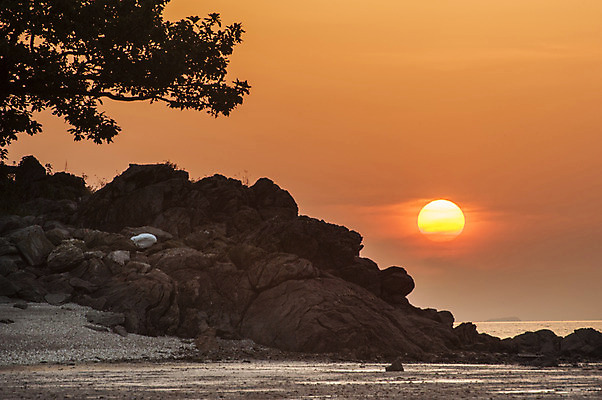 포토 JPG 주간 구름 섬 하늘 한국 풍경 사람없음 야외 태양 일출 일몰 바위 강화도 국내포토 자연요소 아시아 노을 돌_바위 인천 파일형식