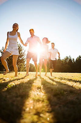 포토 JPG 주간 전신 백인 해외 공원 여자 남자 유럽 맨발 잔디 여러명 20대 야외 앞모습 달리기 손잡기 다정 우정 즐거움 상쾌 체코 청년만 성인만 국내포토 자연요소 서양인 식물 공공시설 감정 나라 뷰포인트 다수 컨셉 모션 발 사람 청년 친구 파일형식