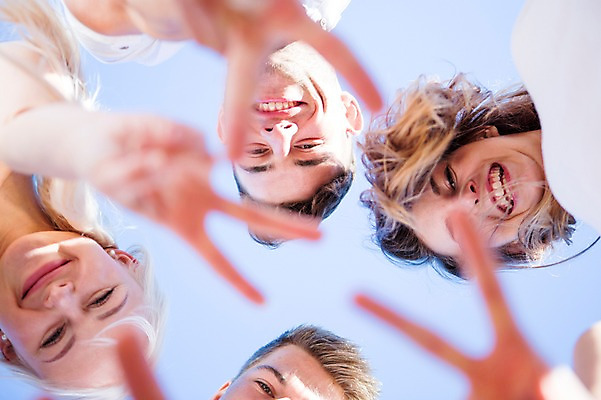 포토 JPG 주간 백인 해외 여자 남자 유럽 로우앵글 미소 여러명 상반신 20대 야외 머리 우정 즐거움 브이 체코 청년만 성인만 국내포토 자연요소 서양인 감정 나라 뷰포인트 다수 표정 사람 손짓 청년 신체부위 친구 파일형식