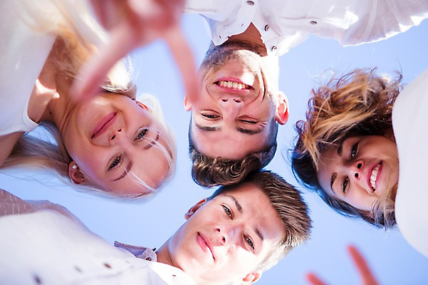 포토 JPG 주간 백인 해외 여자 남자 유럽 로우앵글 미소 여러명 상반신 20대 야외 머리 우정 즐거움 브이 체코 청년만 성인만 국내포토 자연요소 서양인 감정 나라 뷰포인트 다수 표정 사람 손짓 청년 신체부위 친구 파일형식