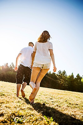 포토 JPG 주간 전신 백인 해외 커플 공원 여자 남자 행복 유럽 맨발 사랑 잔디 20대 야외 두명 뒷모습 달리기 손잡기 즐거움 상쾌 체코 청년만 성인만 국내포토 자연요소 서양인 식물 공공시설 감정 나라 뷰포인트 관계 모션 발 사람 청년 파일형식