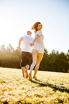 포토 JPG 주간 전신 백인 해외 커플 공원 여자 남자 행복 유럽 맨발 사랑 잔디 20대 야외 두명 뒷모습 달리기 손잡기 뒤돌아보기 즐거움 상쾌 체코 청년만 성인만 국내포토 자연요소 서양인 식물 공공시설 감정 나라 뷰포인트 관계 모션 발 사람 청년 파일형식