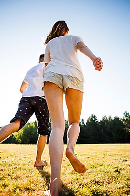 포토 JPG 주간 전신 백인 해외 커플 공원 여자 남자 행복 유럽 로우앵글 맨발 사랑 잔디 20대 야외 두명 뒷모습 달리기 손잡기 즐거움 상쾌 체코 청년만 성인만 국내포토 자연요소 서양인 식물 공공시설 감정 나라 뷰포인트 관계 모션 발 사람 청년 파일형식