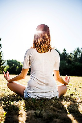 포토 JPG 주간 백인 해외 공원 여자 유럽 요가 한명 앉기 잔디 상반신 20대 야외 뒷모습 침묵 고요 집중 명상 체코 청년여자한명만 성인여자한명만 국내포토 자연요소 서양인 식물 1 웰빙 공공시설 나라 뷰포인트 컨셉 모션 사람 청년 소리 여자한명만 성인여자만 청년여자만 파일형식