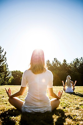 포토 JPG 주간 백인 해외 공원 여자 유럽 요가 앉기 잔디 상반신 20대 야외 두명 뒷모습 침묵 고요 집중 명상 체코 성인여자만 청년여자만 국내포토 자연요소 서양인 식물 웰빙 공공시설 나라 뷰포인트 컨셉 모션 사람 청년 소리 여자만 청년만 성인만 파일형식