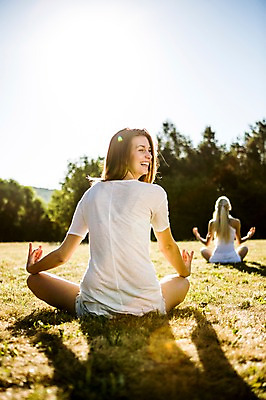 포토 JPG 주간 백인 해외 공원 여자 유럽 요가 미소 앉기 잔디 상반신 20대 야외 두명 뒷모습 명상 체코 성인여자만 청년여자만 국내포토 자연요소 서양인 식물 웰빙 공공시설 나라 뷰포인트 모션 표정 사람 청년 여자만 청년만 성인만 파일형식