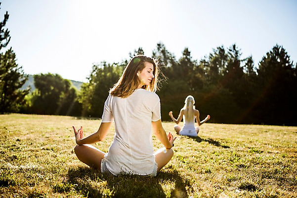 포토 JPG 주간 백인 해외 공원 여자 유럽 요가 앉기 잔디 상반신 20대 야외 두명 뒷모습 눈감음 침묵 고요 집중 명상 체코 성인여자만 청년여자만 국내포토 자연요소 서양인 식물 웰빙 공공시설 나라 뷰포인트 컨셉 모션 사람 청년 소리 여자만 청년만 성인만 파일형식