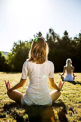 포토 JPG 주간 백인 해외 공원 여자 유럽 요가 앉기 잔디 상반신 20대 야외 두명 뒷모습 침묵 고요 집중 명상 체코 성인여자만 청년여자만 국내포토 자연요소 서양인 식물 웰빙 공공시설 나라 뷰포인트 컨셉 모션 사람 청년 소리 여자만 청년만 성인만 파일형식