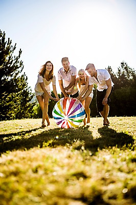 포토 JPG 주간 전신 백인 해외 공원 여자 남자 유럽 공 맨발 서기 잔디 여러명 20대 야외 앞모습 친구 우정 즐거움 공놀이 체코 공굴리기 굴리기 청년만 성인만 국내포토 자연요소 서양인 식물 공공시설 감정 나라 뷰포인트 다수 관계 모션 발 놀이 사람 청년 파일형식