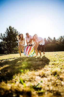 포토 JPG 주간 전신 백인 해외 공원 여자 남자 유럽 공 맨발 서기 잔디 여러명 20대 야외 앞모습 친구 우정 즐거움 공놀이 체코 공굴리기 굴리기 청년만 성인만 국내포토 자연요소 서양인 식물 공공시설 감정 나라 뷰포인트 다수 관계 모션 발 놀이 사람 청년 파일형식