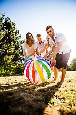포토 JPG 주간 전신 백인 해외 공원 여자 남자 유럽 공 맨발 서기 잔디 여러명 20대 야외 앞모습 친구 우정 즐거움 공놀이 체코 공굴리기 굴리기 청년만 성인만 국내포토 자연요소 서양인 식물 공공시설 감정 나라 뷰포인트 다수 관계 모션 발 놀이 사람 청년 파일형식
