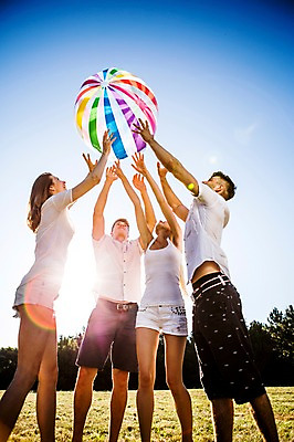 포토 JPG 주간 전신 백인 해외 공원 여자 남자 유럽 공 서기 잔디 여러명 상반신 20대 야외 앞모습 옆모습 손들기 즐거움 공놀이 체코 천진난만 청년만 성인만 국내포토 자연요소 서양인 식물 공공시설 감정 나라 뷰포인트 다수 컨셉 모션 놀이 사람 청년 파일형식