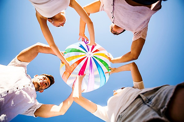 포토 JPG 주간 백인 해외 여자 남자 유럽 로우앵글 공 여러명 상반신 20대 야외 손들기 우정 즐거움 공놀이 체코 천진난만 청년만 성인만 국내포토 자연요소 서양인 감정 나라 뷰포인트 다수 컨셉 모션 놀이 사람 청년 친구 파일형식