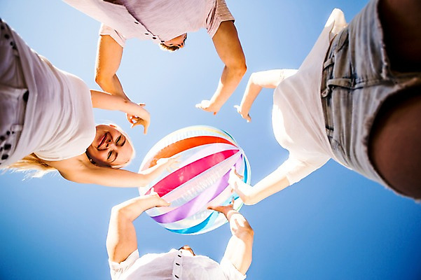 포토 JPG 주간 백인 해외 여자 남자 유럽 로우앵글 공 미소 여러명 상반신 20대 야외 손들기 우정 즐거움 공놀이 체코 천진난만 청년만 성인만 국내포토 자연요소 서양인 감정 나라 뷰포인트 다수 컨셉 모션 놀이 표정 사람 청년 친구 파일형식