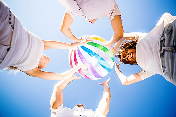 포토 JPG 주간 백인 해외 여자 남자 유럽 로우앵글 공 미소 여러명 상반신 20대 야외 손들기 우정 즐거움 공놀이 체코 천진난만 청년만 성인만 국내포토 자연요소 서양인 감정 나라 뷰포인트 다수 컨셉 모션 놀이 표정 사람 청년 친구 파일형식