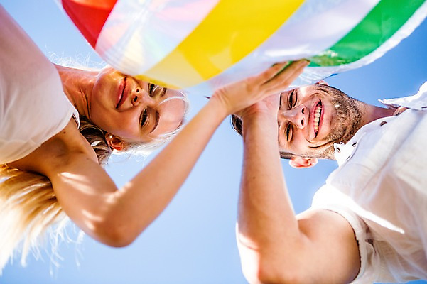 포토 JPG 주간 백인 해외 커플 여자 남자 행복 유럽 로우앵글 공 미소 상반신 20대 야외 두명 친구 즐거움 공놀이 체코 천진난만 청년만 성인만 국내포토 자연요소 서양인 감정 나라 뷰포인트 컨셉 관계 놀이 표정 사람 청년 파일형식