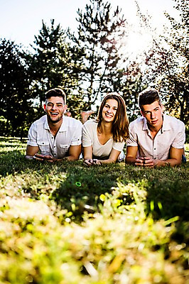 포토 JPG 주간 백인 해외 공원 여자 남자 유럽 여유 엎드리기 휴식 미소 잔디 상반신 20대 야외 앞모습 세명 우정 체코 청년만 성인만 국내포토 자연요소 서양인 식물 공공시설 감정 나라 뷰포인트 컨셉 모션 표정 사람 청년 친구 파일형식