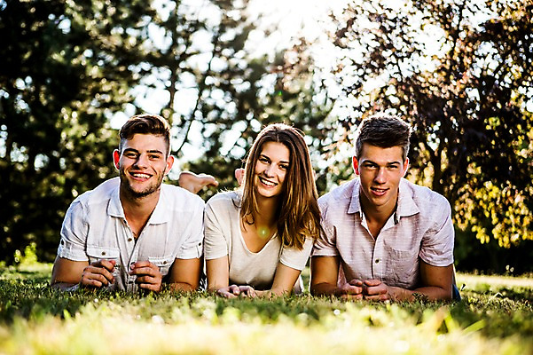 포토 JPG 주간 백인 해외 공원 여자 남자 유럽 여유 엎드리기 휴식 미소 잔디 상반신 20대 야외 앞모습 세명 우정 체코 청년만 성인만 국내포토 자연요소 서양인 식물 공공시설 감정 나라 뷰포인트 컨셉 모션 표정 사람 청년 친구 파일형식