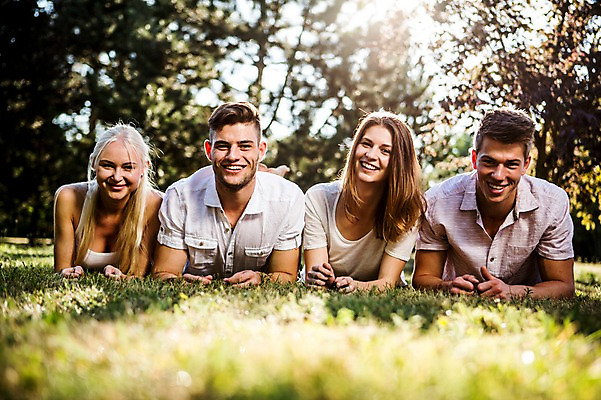포토 JPG 주간 백인 해외 공원 여자 남자 유럽 여유 엎드리기 휴식 미소 잔디 여러명 상반신 20대 야외 앞모습 우정 체코 청년만 성인만 국내포토 자연요소 서양인 식물 공공시설 감정 나라 뷰포인트 다수 컨셉 모션 표정 사람 청년 친구 파일형식