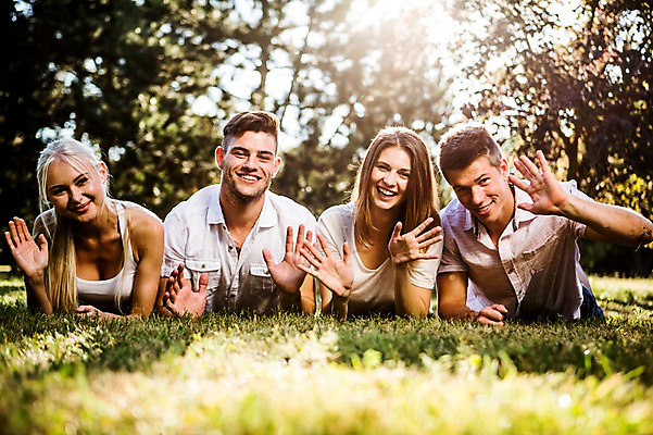포토 JPG 주간 백인 해외 공원 여자 남자 유럽 여유 엎드리기 휴식 미소 잔디 여러명 상반신 20대 야외 앞모습 우정 손인사 체코 청년만 성인만 국내포토 자연요소 서양인 식물 공공시설 감정 나라 뷰포인트 다수 컨셉 모션 표정 사람 청년 친구 인사 파일형식