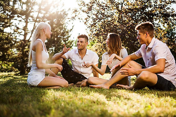 포토 JPG 주간 백인 해외 공원 여자 남자 유럽 여유 맨발 휴식 앉기 잔디 여러명 20대 야외 앞모습 옆모습 우정 즐거움 체코 청년만 성인만 국내포토 자연요소 서양인 식물 공공시설 감정 나라 뷰포인트 다수 컨셉 모션 발 사람 청년 친구 파일형식