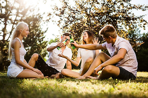 포토 JPG 주간 백인 해외 공원 여자 남자 유럽 여유 맨발 휴식 맥주 앉기 잔디 여러명 20대 야외 앞모습 옆모습 우정 음주 즐거움 체코 청년만 성인만 낮술 국내포토 자연요소 서양인 식물 공공시설 감정 나라 뷰포인트 다수 컨셉 모션 발 주류 사람 청년 친구 파일형식
