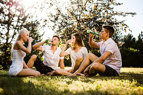 포토 JPG 주간 백인 해외 공원 여자 남자 유럽 여유 맨발 휴식 맥주 앉기 잔디 여러명 20대 야외 앞모습 옆모습 우정 마시기 음주 즐거움 체코 청년만 성인만 낮술 국내포토 자연요소 서양인 식물 공공시설 감정 나라 뷰포인트 다수 컨셉 모션 발 주류 사람 청년 친구 파일형식