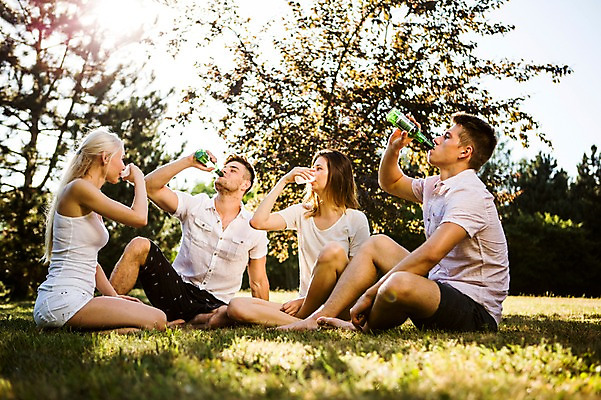 포토 JPG 주간 백인 해외 공원 여자 남자 유럽 여유 맨발 휴식 맥주 앉기 잔디 여러명 20대 야외 앞모습 옆모습 우정 마시기 음주 즐거움 체코 청년만 성인만 낮술 국내포토 자연요소 서양인 식물 공공시설 감정 나라 뷰포인트 다수 컨셉 모션 발 주류 사람 청년 친구 파일형식