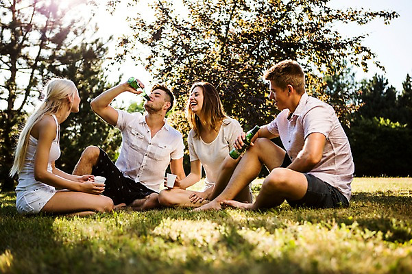 포토 JPG 주간 백인 해외 공원 여자 남자 유럽 여유 맨발 휴식 맥주 앉기 잔디 여러명 20대 야외 앞모습 옆모습 우정 마시기 음주 즐거움 체코 청년만 성인만 낮술 국내포토 자연요소 서양인 식물 공공시설 감정 나라 뷰포인트 다수 컨셉 모션 발 주류 사람 청년 친구 파일형식