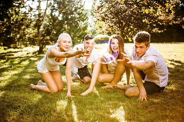 포토 JPG 주간 백인 해외 공원 여자 남자 유럽 엎드리기 맨발 휴식 앉기 잔디 여러명 20대 야외 앞모습 옆모습 우정 비눗방울 즐거움 체코 비눗방울놀이 천진난만 청년만 성인만 국내포토 자연요소 서양인 식물 공공시설 감정 나라 뷰포인트 다수 컨셉 모션 발 놀이 사람 청년 친구 파일형식