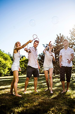 포토 JPG 주간 전신 백인 해외 공원 여자 남자 유럽 맨발 서기 잔디 여러명 20대 야외 앞모습 비눗방울 즐거움 체코 비눗방울놀이 천진난만 청년만 성인만 국내포토 자연요소 서양인 식물 공공시설 감정 나라 뷰포인트 다수 컨셉 모션 발 놀이 사람 청년 파일형식