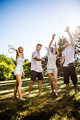 포토 JPG 주간 전신 백인 해외 공원 여자 남자 유럽 맨발 서기 잔디 여러명 20대 야외 앞모습 손들기 비눗방울 즐거움 체코 비눗방울놀이 손뻗기 천진난만 청년만 성인만 국내포토 자연요소 서양인 식물 공공시설 감정 나라 뷰포인트 다수 컨셉 모션 발 놀이 사람 청년 파일형식