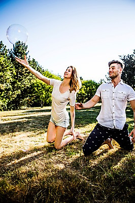 포토 JPG 주간 백인 해외 커플 공원 여자 남자 행복 유럽 휴식 미소 앉기 잔디 20대 야외 두명 친구 비눗방울 무릎꿇기 즐거움 체코 비눗방울놀이 손뻗기 천진난만 청년만 성인만 국내포토 자연요소 서양인 식물 공공시설 감정 나라 컨셉 관계 모션 놀이 표정 사람 청년 파일형식