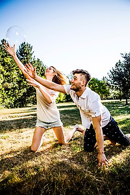 포토 JPG 주간 백인 해외 커플 공원 여자 남자 행복 유럽 휴식 미소 앉기 잔디 20대 야외 두명 친구 비눗방울 무릎꿇기 즐거움 체코 비눗방울놀이 손뻗기 천진난만 청년만 성인만 국내포토 자연요소 서양인 식물 공공시설 감정 나라 컨셉 관계 모션 놀이 표정 사람 청년 파일형식