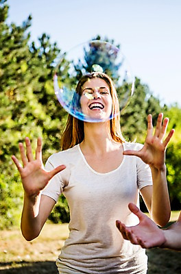 포토 JPG 주간 백인 해외 손 공원 여자 유럽 미소 상반신 20대 야외 두명 앞모습 신체부위 비눗방울 즐거움 체코 비눗방울놀이 손뻗기 천진난만 청년만 성인만 국내포토 자연요소 서양인 공공시설 감정 나라 뷰포인트 컨셉 모션 놀이 표정 사람 청년 파일형식