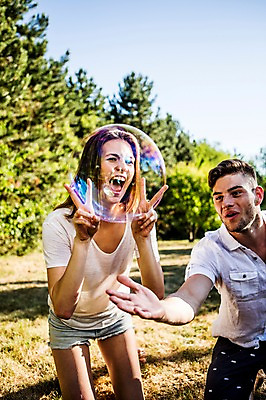 포토 JPG 주간 백인 해외 공원 여자 남자 유럽 웃음 상반신 20대 야외 두명 앞모습 비눗방울 즐거움 브이 체코 비눗방울놀이 손뻗기 천진난만 청년만 성인만 국내포토 자연요소 서양인 공공시설 감정 나라 뷰포인트 컨셉 모션 놀이 표정 사람 손짓 청년 파일형식