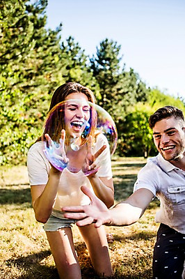 포토 JPG 주간 백인 해외 공원 여자 남자 유럽 웃음 상반신 20대 야외 두명 앞모습 비눗방울 즐거움 브이 체코 비눗방울놀이 손뻗기 천진난만 청년만 성인만 국내포토 자연요소 서양인 공공시설 감정 나라 뷰포인트 컨셉 모션 놀이 표정 사람 손짓 청년 파일형식