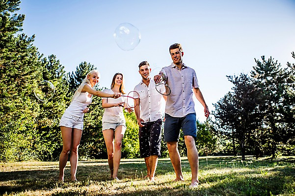 포토 JPG 주간 전신 백인 해외 공원 여자 남자 유럽 서기 잔디 여러명 20대 야외 앞모습 우정 비눗방울 즐거움 체코 비눗방울놀이 천진난만 청년만 성인만 국내포토 자연요소 서양인 식물 공공시설 감정 나라 뷰포인트 다수 컨셉 모션 놀이 사람 청년 친구 파일형식