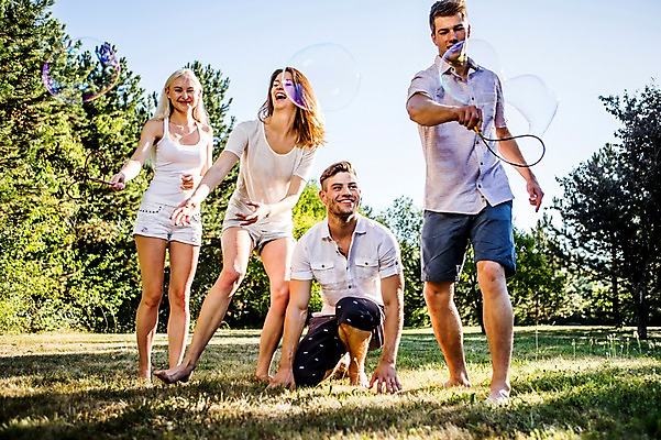 포토 JPG 주간 백인 해외 공원 여자 남자 유럽 서기 앉기 잔디 여러명 20대 야외 앞모습 우정 비눗방울 즐거움 체코 비눗방울놀이 천진난만 청년만 성인만 국내포토 자연요소 서양인 식물 공공시설 감정 나라 뷰포인트 다수 컨셉 모션 놀이 사람 청년 친구 파일형식