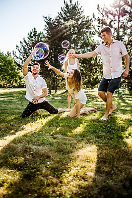 포토 JPG 주간 전신 백인 해외 공원 여자 남자 유럽 서기 앉기 잔디 여러명 20대 야외 앞모습 옆모습 우정 비눗방울 즐거움 체코 비눗방울놀이 천진난만 청년만 성인만 국내포토 자연요소 서양인 식물 공공시설 감정 나라 뷰포인트 다수 컨셉 모션 놀이 사람 청년 친구 파일형식