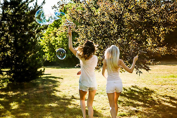 포토 JPG 주간 백인 해외 공원 여자 유럽 서기 잔디 상반신 20대 야외 두명 뒷모습 손들기 우정 비눗방울 즐거움 체코 설레임 비눗방울놀이 천진난만 성인여자만 청년여자만 국내포토 자연요소 서양인 식물 공공시설 감정 나라 뷰포인트 컨셉 모션 놀이 사람 청년 친구 여자만 청년만 성인만 파일형식