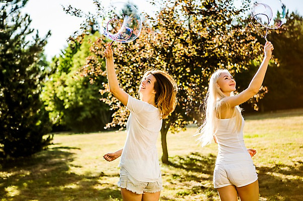 포토 JPG 주간 백인 해외 공원 여자 유럽 서기 상반신 20대 야외 두명 뒷모습 손들기 우정 뒤돌아보기 비눗방울 즐거움 체코 설레임 비눗방울놀이 천진난만 성인여자만 청년여자만 국내포토 자연요소 서양인 공공시설 감정 나라 뷰포인트 컨셉 모션 놀이 사람 청년 친구 여자만 청년만 성인만 파일형식