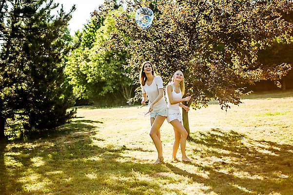 포토 JPG 주간 전신 백인 해외 공원 여자 유럽 맨발 서기 잔디 20대 야외 두명 옆모습 우정 비눗방울 즐거움 체코 설레임 비눗방울놀이 천진난만 성인여자만 청년여자만 국내포토 자연요소 서양인 식물 공공시설 감정 나라 뷰포인트 컨셉 모션 발 놀이 사람 청년 친구 여자만 청년만 성인만 파일형식